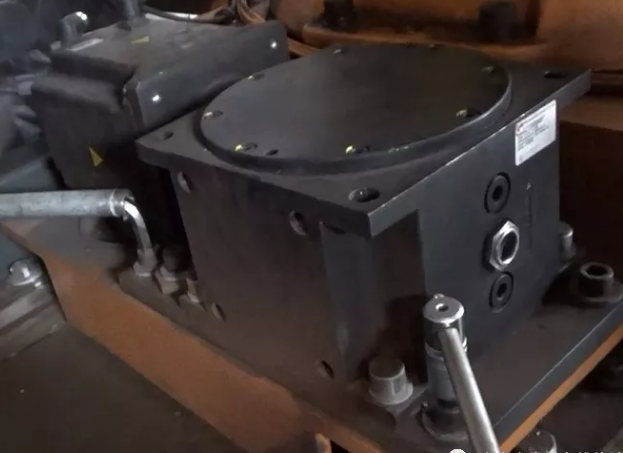 擰松變數(shù)箱的三個緊固螺絲，和一個偏心輪的緊固螺絲