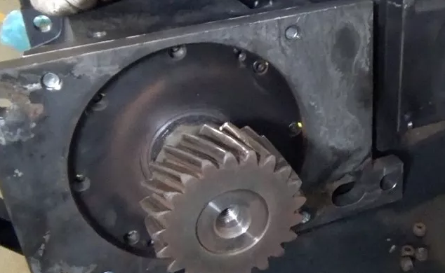 齒輪箱的的螺絲斷了六根，外嚙合的斜齒輪嚴重磨損