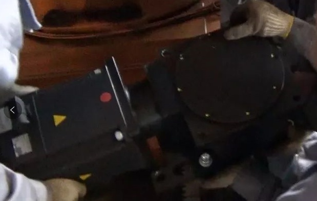 放入齒輪箱的時候，保證馬達側(cè)要抬高點，保證斜齒輪之間的嚙合更順暢